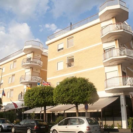 Residence Riva Gaia Terracina Buitenkant foto